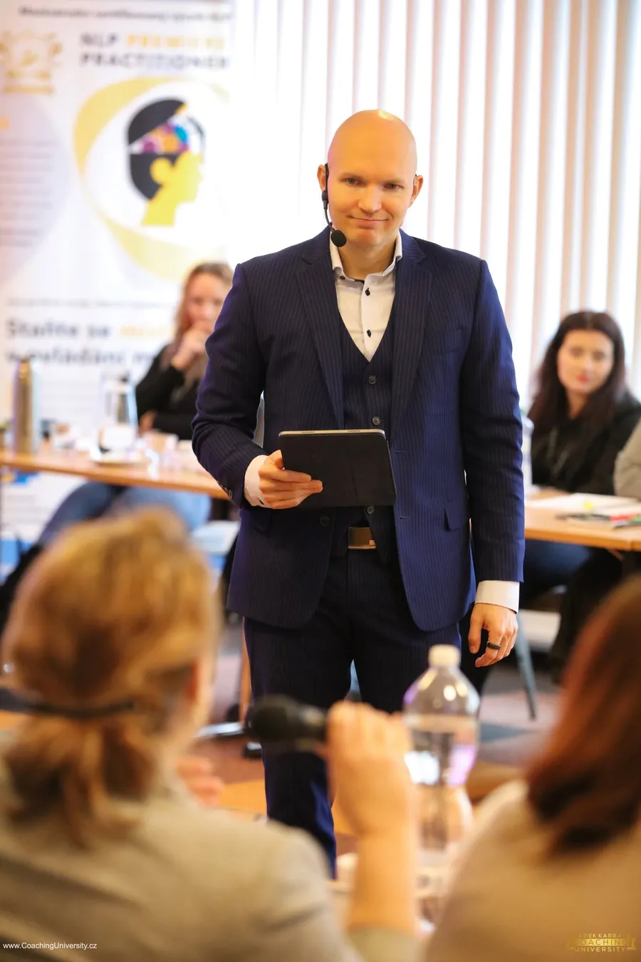 Radek Karban před skupinou na výcviku