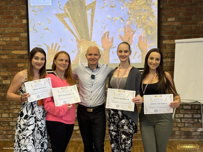 Radek Karban předává certifikáty absolventkám výcviku
