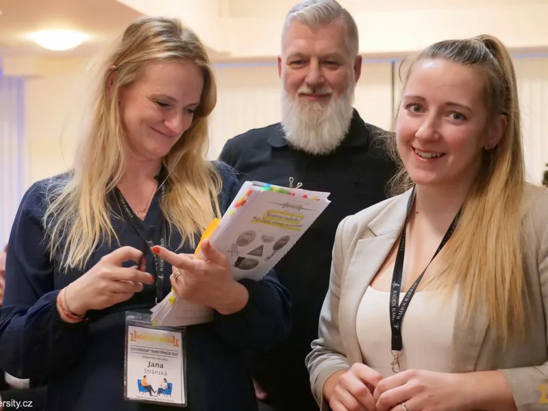 Seniorní mentor Coaching University dává účastnicím zpětnou vazbu