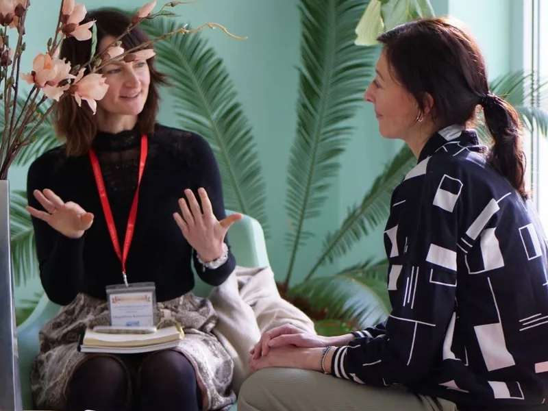 Živé koučovací sezení mezi účastnicemi výcviku Coaching University
