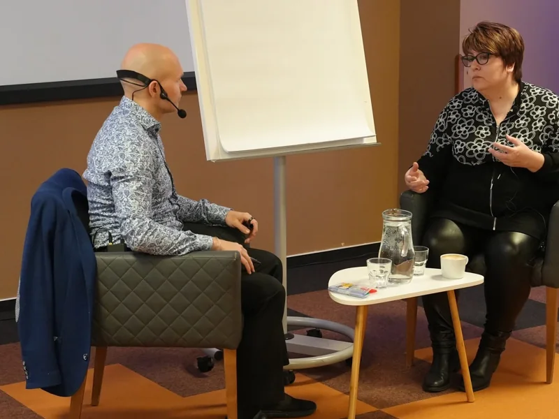 Radek Karban koučuje klientku na výcviku Coaching University v Praze