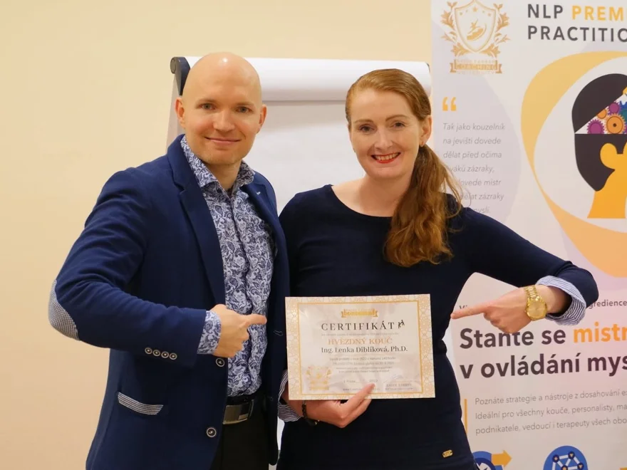 Radek Karban předává Lence Diblíkové certifikát Hvězdný kouč Coaching University