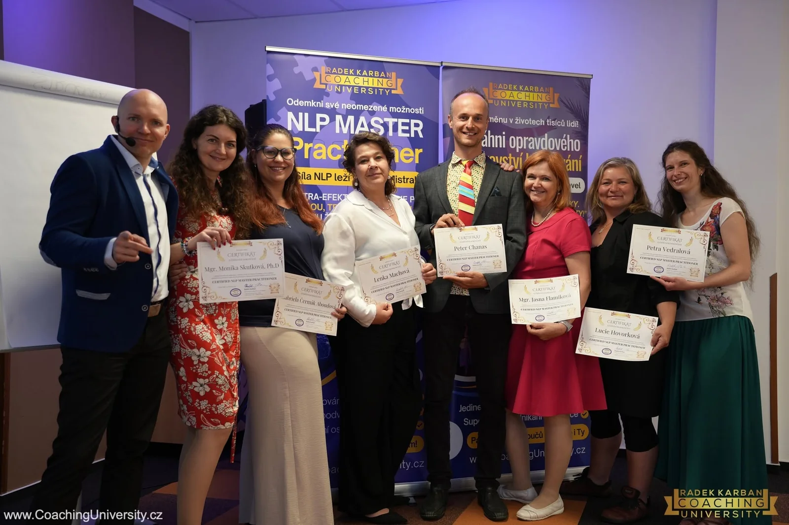 Absolventi výcviku NLP Master Practitioner s mezinárodními certifikáty spolu s Radkem Karbanem
