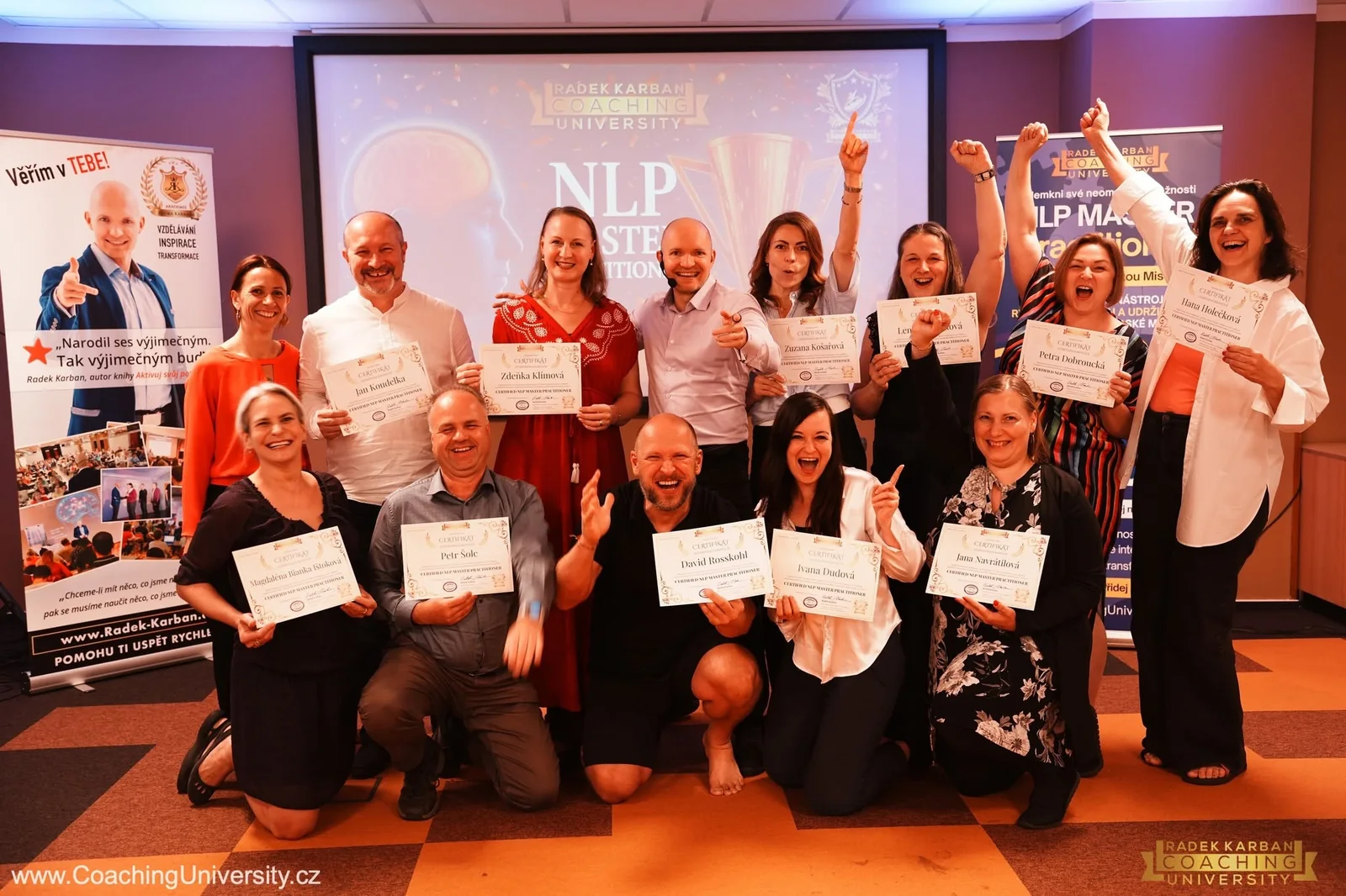 Radostná skupina absolventů NLP Master Practitioner při předání certifikátů