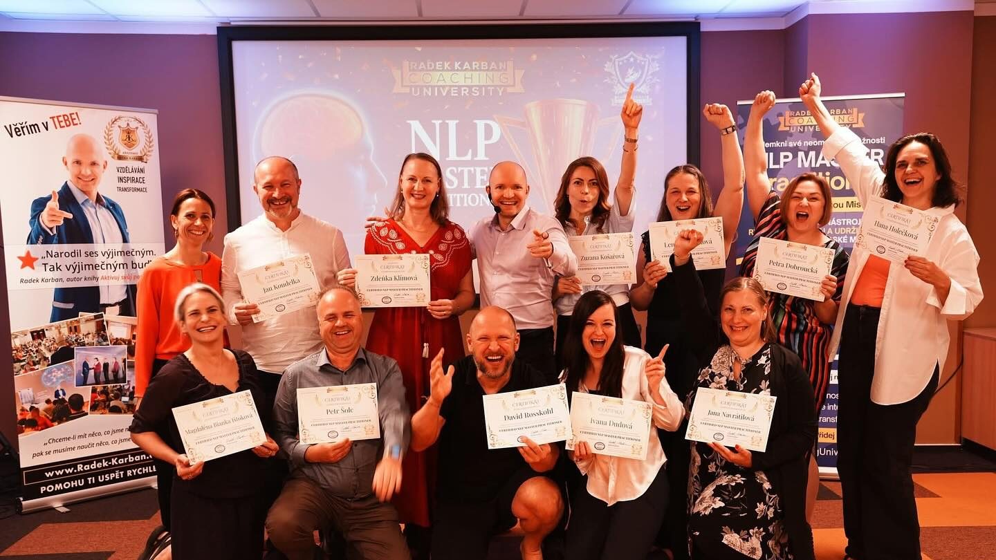 Skupina absolventů s certifikáty v rukách, ruce nahoře a smích po závěrečné certifikaci